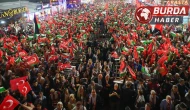 CHP mitinginde çatıya çıkıp soyunan adamı polis gözaltına aldı.