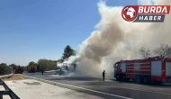 Ev eşyası yüklü tır alev alev yandı, otoyolda kuyruk oluştu.
