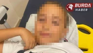 Okul bahçesinde bayrak direği öğrencilerin üzerine devrildi.