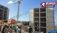 Dinamitle gerçekleştirilen patlatmada kule vinç yıkıldı.