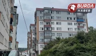 61 yaşındaki kadın çamaşır astığı sırada 5. kattan düşerek öldü.