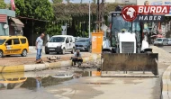 Adana'da su borusu patladı, cadde göle döndü.