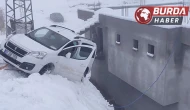 Siirt'te Buzlu Yolda Kayan Araç Evin Duvarında Asıldı