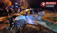 Bursa'da İki Otomobil Kafa Kafaya Çarpıştı, 3 Kişi Ağır Yaralandı