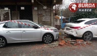 İstanbul Sultanbeyli'de Balkon Çökmesi Sonucu 2 Araç Hasar Gördü