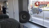 Amasya’da kamyondan kopan teker mağazaya girdi
