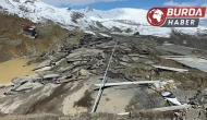 Hakkari’de heyelan: Tesis hasar gördü, kara yolunda  yarıklar oluştu.