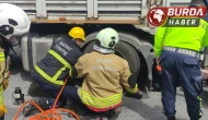 Tır şoförü, tamir ettiği aracın altında kalarak hayatını kaybetti