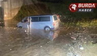 Suya gömülen araçta anne ve oğlu mahsur kaldı