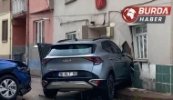 Bursa'da otomobil ile çarpışan cip eve girdi