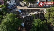 Hatay'da aşırı yağışla birlikte çöken yol 5 aracı yuttu