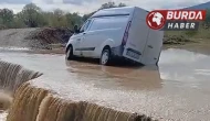 Tokat’ta Kelkit Çayı taştı, çöken yolda araç mahsur kaldı