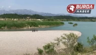 Aksu Çayı’na giren 3 gençten biri akıntıya kapılarak kayboldu