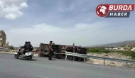 Kontrolden çıkan kamyon yol kenarına devrildi: 2 kişi yaralandı