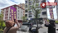 Bahar bereketiyle geldi: Yüzlerce arı şehir içinde yuva yaptı