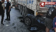 İzmir’de kaza: Tıra adeta ok gibi saplandı