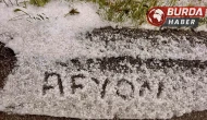 Afyonkarahisar'da yağan dolu kara yolunu beyaza bürüdü