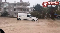 Çeşme'de Şiddetli Yağışlar Cadde ve Sokakları Dereye Çevirdi