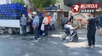 Alıcı bulamadığı 4 ton domatesi vatandaşlara ücretsiz dağıttı