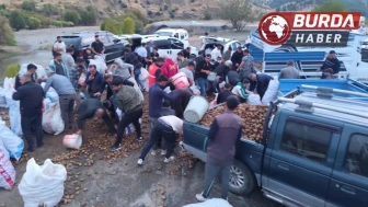 Kamyonet sürücüsü kasadaki patatesleri vatandaşlara ücretsiz dağıttı