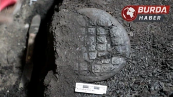 Karaman’daki kazıda bin 300 yıllık bezemeli arpa ekmekleri bulundu.
