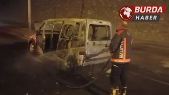 Malatya'da seyir halindeki aracı aniden alevler kapladı.