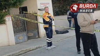 Yalova’da bir şahıs eşini sokak ortasında öldürdü.