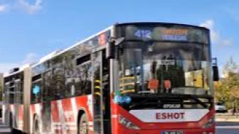 Belediye otobüsü bir kadına çarptı, durumu ağır!