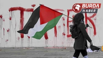 Almanya'da Başbakanlık Binası Boya İle Protesto Edildi