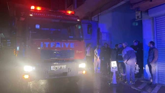 Sakarya'da Yıldırım Binanın Çatısına Düştü Mahalleli Panikledi