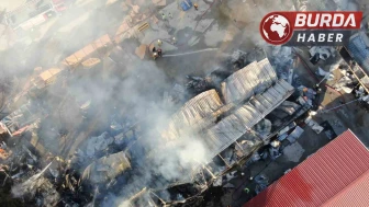 İzmir'de Şantiyede Yangın Çıktı: 5 Konteyner ve 2 Araç Kül Oldu