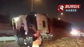 Kocaeli'de Virajı Alamayan Yonga Yüklü Tır Devrildi