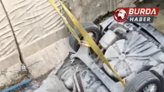 Sürücüsü Direksiyon Hakimiyetini Kaybeden Otomobil Su Kanalına Uçtu