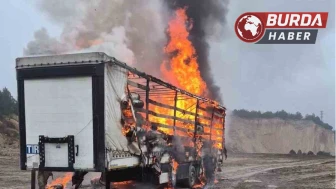 Bolu'da Kağıt Yüklü Tırın Dorsesi Alev Alev Yandı