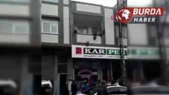 Gaziantep'te Balkonda Asılı Kalan Çocuğu Vatandaş Kurtardı