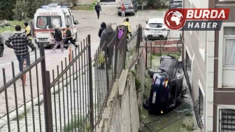 Ehliyetsiz Sürücünün Otomobili Apartmana Uçtu Ev Camına Çarptı