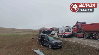 Çorum'da Tırın Dorsesi Hafif Ticari Araca Devrildi: 2 Yaralı!
