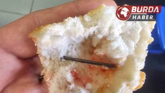 Ekmeğin içindeki çiviyi yutmak üzereyken fark etti.