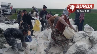 Un yüklü tır devrildi: Çevreye saçılan unu vatandaşlar topladı.