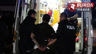 Anne-babasını odaya kilitleyen şahıs ekiplere zor anlar yaşattı.