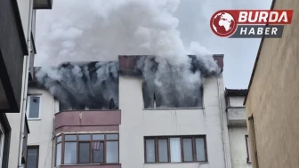 Düzce’deki 5 katlı binanın en üst katı alevlere teslim oldu.