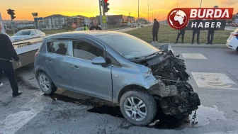 Yangın ihbarına giden itfaiye aracı otomobil ile çarpıştı.