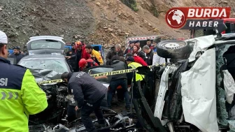 Trabzon’da iki aracın kafa kafaya çarpışması sonucu 7 kişi yaralandı.