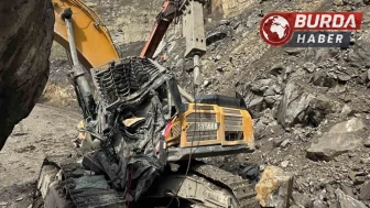Şırnak’ta düşen kaya parçası altında kalan şoför hayatını kaybetti.