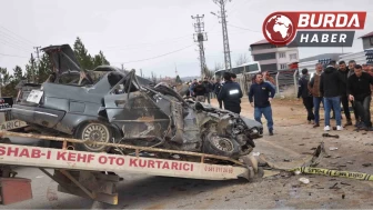 Otomobil kağıt gibi ezildi: 3 kişi hayatını kaybetti