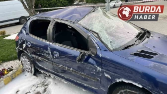 Küçükçekmece’de kaldırımdaki dubalara çarpan araç takla attı.
