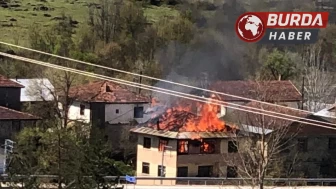 Kastamonu'da alevlere teslim olan üç katlı ev kullanılmaz hale geldi.