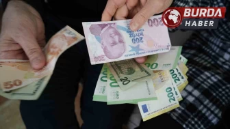 Samsun’da bir kadın bulduğu içi döviz dolu cüzdanı polise teslim etti.