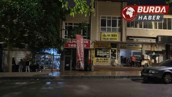 İş yerinde kapı üstüne kilitlenince camda düşerek ağır yaralandı.