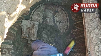 Tokat’ta kaçak kazı yapan 4 kişi, 2 bin yıllık Roma mozaği buldu.